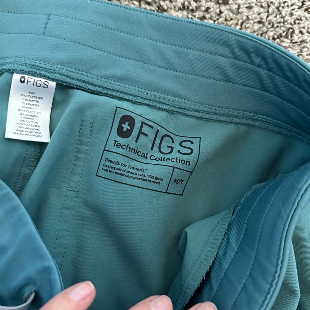 Wear Figs Hydrogreen Limited Edition Color Scrub Set Gem